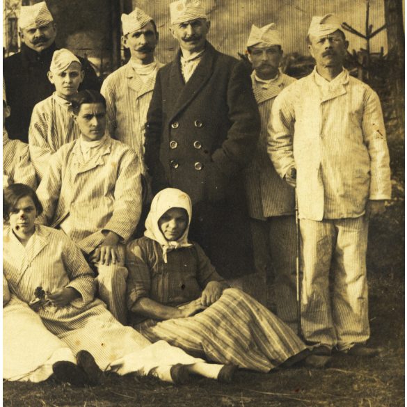 Kövessy fényképész, Budapest, betegek, sebesültek egy kórház udvarán, 1. világháború, monarchia, 1910-es évek, Eredeti fotó, papírkép, kisebb törésnyomokkal.