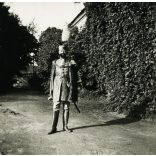 Melczer Béla országgyűlési képviselő díszmagyarban, Kéked, Melczer-várkastély udvara, Horthy-korszak, Borsod-Abaúj-Zemplén megye, 1930-as évek, Eredeti fotó, papírkép. 