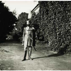   Melczer Béla országgyűlési képviselő díszmagyarban, Kéked, Melczer-várkastély udvara, Horthy-korszak, Borsod-Abaúj-Zemplén megye, 1930-as évek, Eredeti fotó, papírkép. 