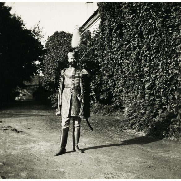 Melczer Béla országgyűlési képviselő díszmagyarban, Kéked, Melczer-várkastély udvara, Horthy-korszak, Borsod-Abaúj-Zemplén megye, 1930-as évek, Eredeti fotó, papírkép. 