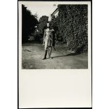 Melczer Béla országgyűlési képviselő díszmagyarban, Kéked, Melczer-várkastély udvara, Horthy-korszak, Borsod-Abaúj-Zemplén megye, 1930-as évek, Eredeti fotó, papírkép. 