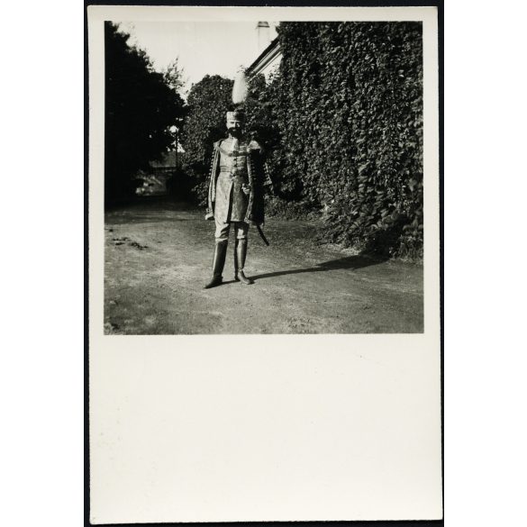 Melczer Béla országgyűlési képviselő díszmagyarban, Kéked, Melczer-várkastély udvara, Horthy-korszak, Borsod-Abaúj-Zemplén megye, 1930-as évek, Eredeti fotó, papírkép. 