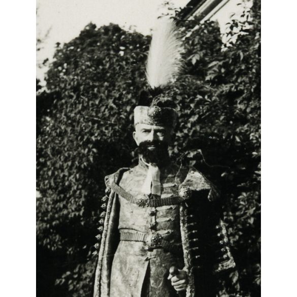 Melczer Béla országgyűlési képviselő díszmagyarban, Kéked, Melczer-várkastély udvara, Horthy-korszak, Borsod-Abaúj-Zemplén megye, 1930-as évek, Eredeti fotó, papírkép. 