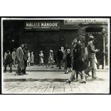 Sétáló nők és férfiak, Debrecen, Halász Nándor ékszerész kirakata, reklám, üzlet, kirakat, utcakép,  Horthy-korszak, helytörténet, 1930-as évek, Eredeti fotó, papírkép. 