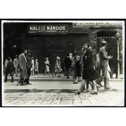   Sétáló nők és férfiak, Debrecen, Halász Nándor ékszerész kirakata, reklám, üzlet, kirakat, utcakép,  Horthy-korszak, helytörténet, 1930-as évek, Eredeti fotó, papírkép. 