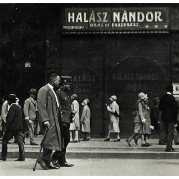Sétáló nők és férfiak, Debrecen, Halász Nándor ékszerész kirakata, reklám, üzlet, kirakat, utcakép,  Horthy-korszak, helytörténet, 1930-as évek, Eredeti fotó, papírkép. 