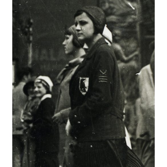 Sétáló nők és férfiak, Debrecen, Halász Nándor ékszerész kirakata, reklám, üzlet, kirakat, utcakép,  Horthy-korszak, helytörténet, 1930-as évek, Eredeti fotó, papírkép. 