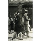 Sétáló nők és férfiak, Debrecen, Halász Nándor ékszerész kirakata, reklám, üzlet, kirakat, utcakép,  Horthy-korszak, helytörténet, 1930-as évek, Eredeti fotó, papírkép. 