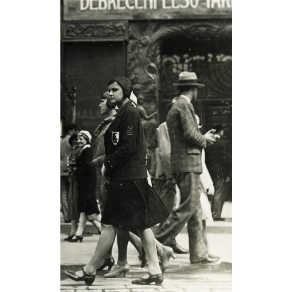 Sétáló nők és férfiak, Debrecen, Halász Nándor ékszerész kirakata, reklám, üzlet, kirakat, utcakép,  Horthy-korszak, helytörténet, 1930-as évek, Eredeti fotó, papírkép. 