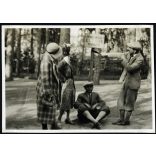 Fiatalok egy figyelmeztető táblánál, Kisbér, méntelep, mezőgazdaság, vicces, állattenyésztés, Horthy-korszak, helytörténet, 1930-as évek, Eredeti fotó, papírkép.  