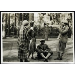  Fiatalok egy figyelmeztető táblánál, Kisbér, méntelep, mezőgazdaság, vicces, állattenyésztés, Horthy-korszak, helytörténet, 1930-as évek, Eredeti fotó, papírkép.  