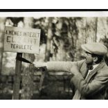 Fiatalok egy figyelmeztető táblánál, Kisbér, méntelep, mezőgazdaság, vicces, állattenyésztés, Horthy-korszak, helytörténet, 1930-as évek, Eredeti fotó, papírkép.  