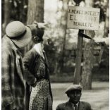 Fiatalok egy figyelmeztető táblánál, Kisbér, méntelep, mezőgazdaság, vicces, állattenyésztés, Horthy-korszak, helytörténet, 1930-as évek, Eredeti fotó, papírkép.  