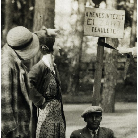 Fiatalok egy figyelmeztető táblánál, Kisbér, méntelep, mezőgazdaság, vicces, állattenyésztés, Horthy-korszak, helytörténet, 1930-as évek, Eredeti fotó, papírkép.  