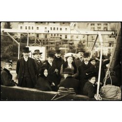   Photo-Manufaktur E. Jelussich, Fiume-Abbazia, magyar úri társaság egy hajón, Fiume tábla, jármű, közlekedés, monarchia, helytörténet, 1912, 1910-es évek, Eredeti képeslap fotó, hátulján feliratozott lepecsételt papírkép, középen rövid törésnyommal.  