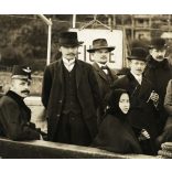 Photo-Manufaktur E. Jelussich, Fiume-Abbazia, magyar úri társaság egy hajón, Fiume tábla, jármű, közlekedés, monarchia, helytörténet, 1912, 1910-es évek, Eredeti képeslap fotó, hátulján feliratozott lepecsételt papírkép, középen rövid törésnyommal.  