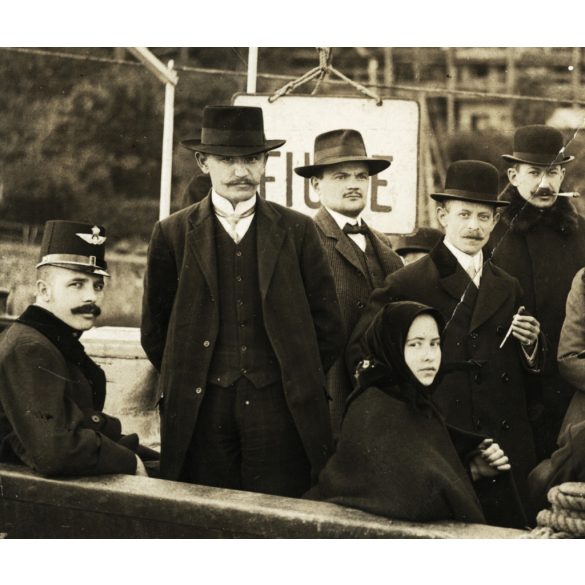 Photo-Manufaktur E. Jelussich, Fiume-Abbazia, magyar úri társaság egy hajón, Fiume tábla, jármű, közlekedés, monarchia, helytörténet, 1912, 1910-es évek, Eredeti képeslap fotó, hátulján feliratozott lepecsételt papírkép, középen rövid törésnyommal.  