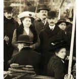 Photo-Manufaktur E. Jelussich, Fiume-Abbazia, magyar úri társaság egy hajón, Fiume tábla, jármű, közlekedés, monarchia, helytörténet, 1912, 1910-es évek, Eredeti képeslap fotó, hátulján feliratozott lepecsételt papírkép, középen rövid törésnyommal.  