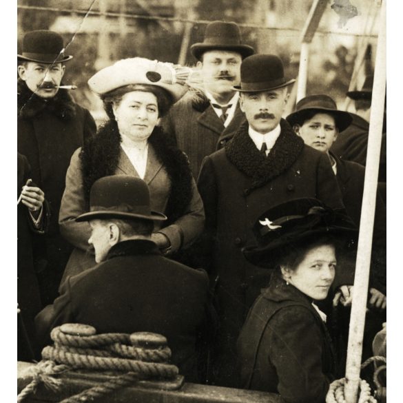 Photo-Manufaktur E. Jelussich, Fiume-Abbazia, magyar úri társaság egy hajón, Fiume tábla, jármű, közlekedés, monarchia, helytörténet, 1912, 1910-es évek, Eredeti képeslap fotó, hátulján feliratozott lepecsételt papírkép, középen rövid törésnyommal.  