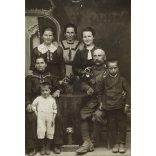 Frontról hazatért magyar katona családjával, Károly csapatkereszt, egyenruha, bajusz, 1. világháború, monarchia, 1910-es évek, Eredeti fotó, papírkép.  