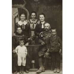   Frontról hazatért magyar katona családjával, Károly csapatkereszt, egyenruha, bajusz, 1. világháború, monarchia, 1910-es évek, Eredeti fotó, papírkép.  