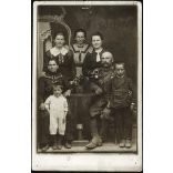 Frontról hazatért magyar katona családjával, Károly csapatkereszt, egyenruha, bajusz, 1. világháború, monarchia, 1910-es évek, Eredeti fotó, papírkép.  