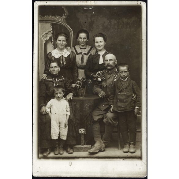 Frontról hazatért magyar katona családjával, Károly csapatkereszt, egyenruha, bajusz, 1. világháború, monarchia, 1910-es évek, Eredeti fotó, papírkép.  