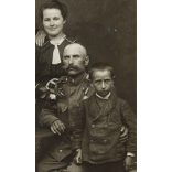 Frontról hazatért magyar katona családjával, Károly csapatkereszt, egyenruha, bajusz, 1. világháború, monarchia, 1910-es évek, Eredeti fotó, papírkép.  