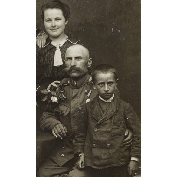 Frontról hazatért magyar katona családjával, Károly csapatkereszt, egyenruha, bajusz, 1. világháború, monarchia, 1910-es évek, Eredeti fotó, papírkép.  