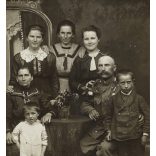 Frontról hazatért magyar katona családjával, Károly csapatkereszt, egyenruha, bajusz, 1. világháború, monarchia, 1910-es évek, Eredeti fotó, papírkép.  