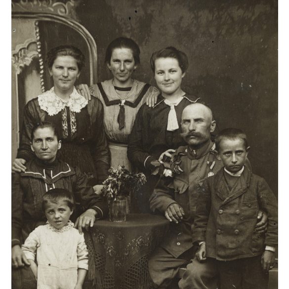 Frontról hazatért magyar katona családjával, Károly csapatkereszt, egyenruha, bajusz, 1. világháború, monarchia, 1910-es évek, Eredeti fotó, papírkép.  