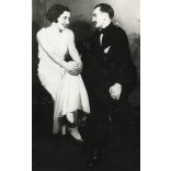 Singer Ernő fotográfus, diákbál, Kassa (Kosice), Felvidék, elegáns pár egymásra nézve, Horthy-korszak, 1932, 1930-es évek, Eredeti fotó, pecséttel jelzett papírkép.   