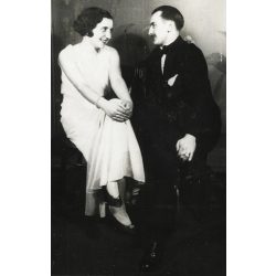   Singer Ernő fotográfus, diákbál, Kassa (Kosice), Felvidék, elegáns pár egymásra nézve, Horthy-korszak, 1932, 1930-es évek, Eredeti fotó, pecséttel jelzett papírkép.   