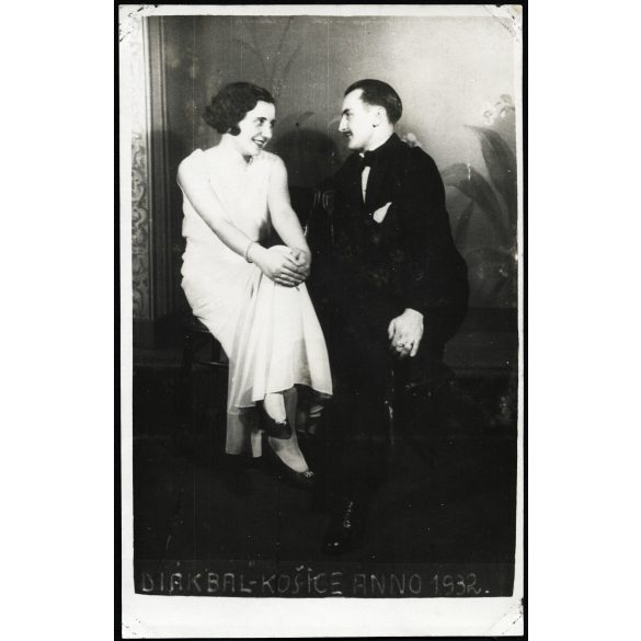 Singer Ernő fotográfus, diákbál, Kassa (Kosice), Felvidék, elegáns pár egymásra nézve, Horthy-korszak, 1932, 1930-es évek, Eredeti fotó, pecséttel jelzett papírkép.   