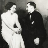 Singer Ernő fotográfus, diákbál, Kassa (Kosice), Felvidék, elegáns pár egymásra nézve, Horthy-korszak, 1932, 1930-es évek, Eredeti fotó, pecséttel jelzett papírkép.   