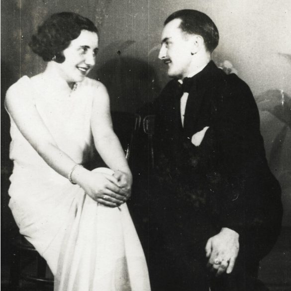 Singer Ernő fotográfus, diákbál, Kassa (Kosice), Felvidék, elegáns pár egymásra nézve, Horthy-korszak, 1932, 1930-es évek, Eredeti fotó, pecséttel jelzett papírkép.   