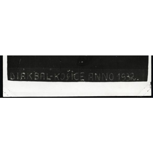 Singer Ernő fotográfus, diákbál, Kassa (Kosice), Felvidék, elegáns pár egymásra nézve, Horthy-korszak, 1932, 1930-es évek, Eredeti fotó, pecséttel jelzett papírkép.   