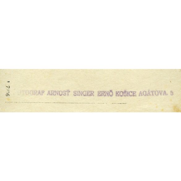 Singer Ernő fotográfus, diákbál, Kassa (Kosice), Felvidék, elegáns pár egymásra nézve, Horthy-korszak, 1932, 1930-es évek, Eredeti fotó, pecséttel jelzett papírkép.   