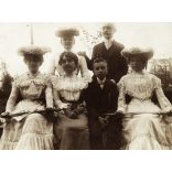 Kiss László és családja, Jászberény, kalap, ernyő, monarchia, 1910-es évek, Eredeti fotó, hátulján feliratozott papírkép. 