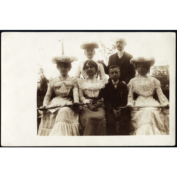 Kiss László és családja, Jászberény, kalap, ernyő, monarchia, 1910-es évek, Eredeti fotó, hátulján feliratozott papírkép. 