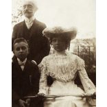 Kiss László és családja, Jászberény, kalap, ernyő, monarchia, 1910-es évek, Eredeti fotó, hátulján feliratozott papírkép. 