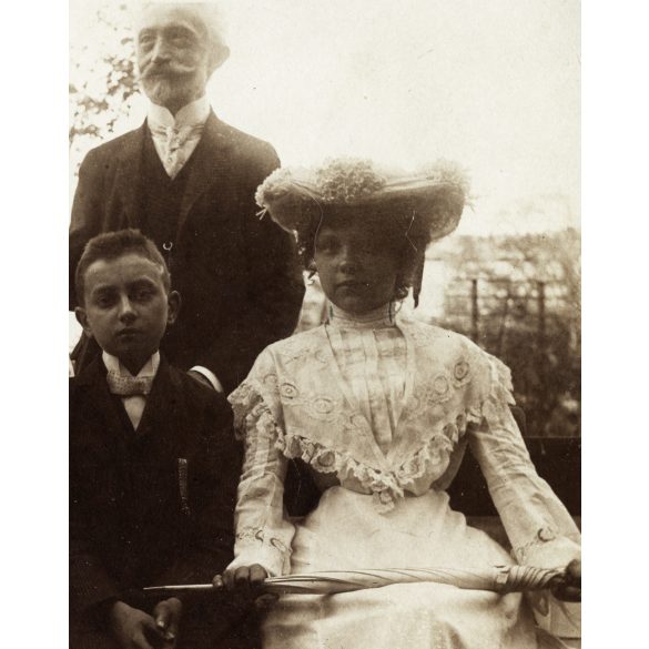 Kiss László és családja, Jászberény, kalap, ernyő, monarchia, 1910-es évek, Eredeti fotó, hátulján feliratozott papírkép. 