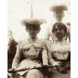 Kiss László és családja, Jászberény, kalap, ernyő, monarchia, 1910-es évek, Eredeti fotó, hátulján feliratozott papírkép. 