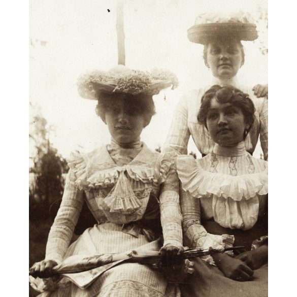 Kiss László és családja, Jászberény, kalap, ernyő, monarchia, 1910-es évek, Eredeti fotó, hátulján feliratozott papírkép. 