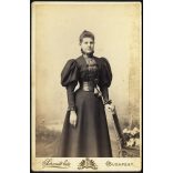 Schmidt Ede műterme, Budapest, elegáns karcsú nő portréja, monarchia, 1890-es évek, Eredeti kabinetfotó. 