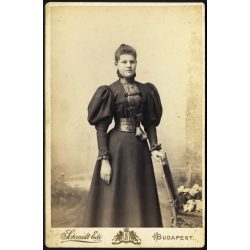   Schmidt Ede műterme, Budapest, elegáns karcsú nő portréja, monarchia, 1890-es évek, Eredeti kabinetfotó. 