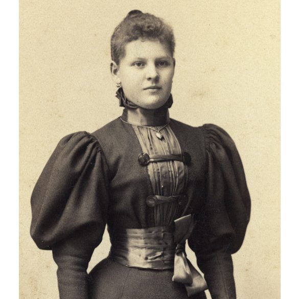 Schmidt Ede műterme, Budapest, elegáns karcsú nő portréja, monarchia, 1890-es évek, Eredeti kabinetfotó. 