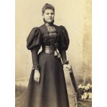 Schmidt Ede műterme, Budapest, elegáns karcsú nő portréja, monarchia, 1890-es évek, Eredeti kabinetfotó. 