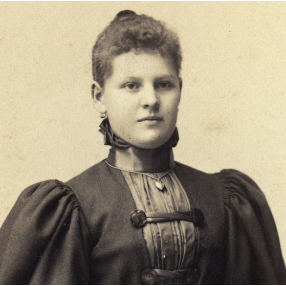 Schmidt Ede műterme, Budapest, elegáns karcsú nő portréja, monarchia, 1890-es évek, Eredeti kabinetfotó. 