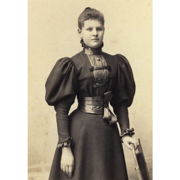 Schmidt Ede műterme, Budapest, elegáns karcsú nő portréja, monarchia, 1890-es évek, Eredeti kabinetfotó. 